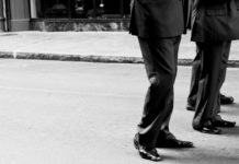 Como construir uma lista de clientes a partir do zero pernas de homens de negócio em fato