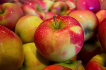 Alimentação saudável para quem trabalha em casa - maças vermelhas