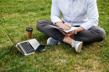 Trabalhar online como freelancer em Portugal - pessoa a trabalhar no computador num jardim